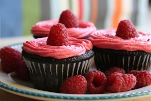 Cupcake de chocolate con crema de mantequilla y frambuesas