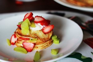 Pancakes rellenos de crema pastelera con fresas y kiwi