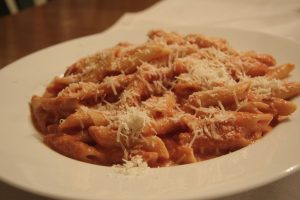 Penne Alla Vodka con queso rayado