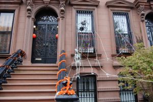 Decoración por Halloween en Edificio de Nueva York