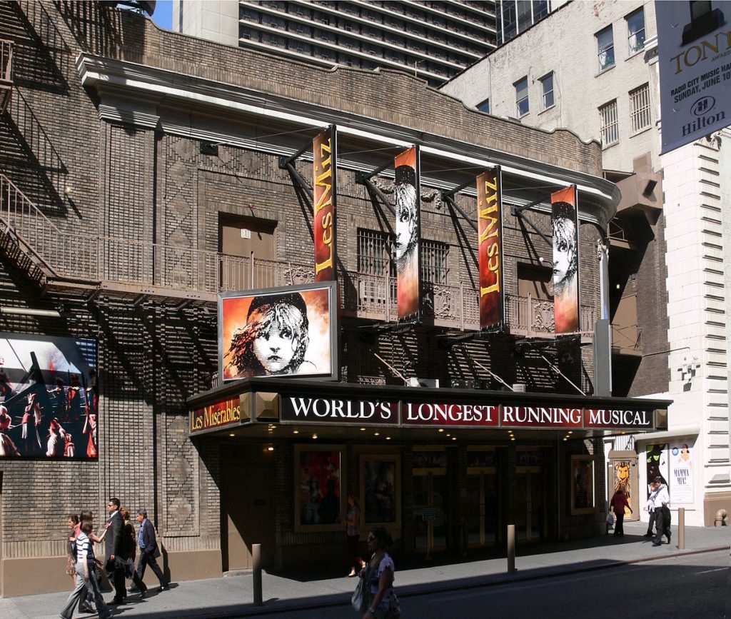 Anuncios del musical Los Miserables en uno de los teatros de Broadway.