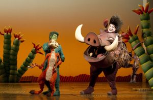 Los famosos personajes de Disney, Timón y Pumba en el musical El Rey León.